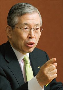 <strong>永守重信●日本電産社長</strong><br>1944年、京都府生まれ。67年職業訓練大学校電気科卒業。73年日本電産を設立。88年大証2部に上場、98年東証1部上場、2001年ニューヨーク証券取引所に上場。同社を一代で精密モーター大手に育て上げた。これまでに27件のM＆A（合併・買収）を行い、そのすべてで黒字化を達成。企業再建の手腕にも注目が集まっている。
