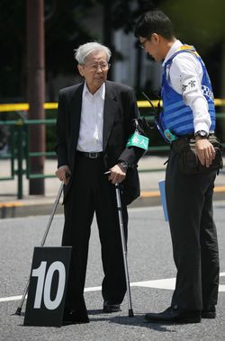 東京・池袋で暴走した車にはねられ母子が死亡した事故現場で、実況見分に立ち会う旧通産省工業技術院の飯塚幸三元院長（左）＝2019年6月13日、東京都豊島区（写真＝時事通信フォト）