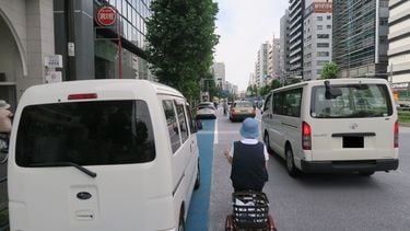 自転車専用レーンに駐車する車たち。そのせいで自転車は車道にはみ出して走行するしかない