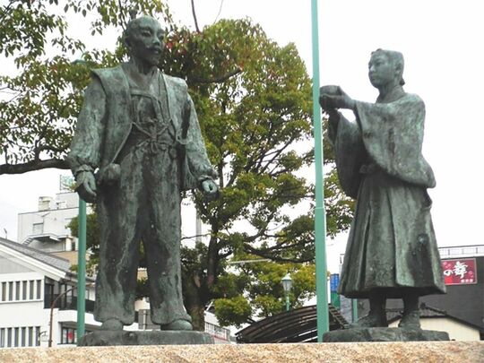JR長浜駅前にある「秀吉公と石田三成公 出逢いの像」