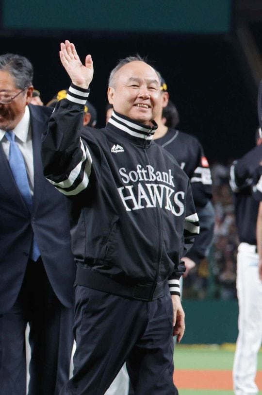 ソフトバンクがパ・リーグ連覇を果たし、声援に応える孫正義オーナー＝2025年9月27日、埼玉・ベルーナドーム