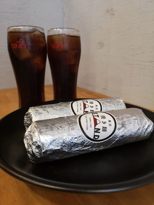 焼きそばブリトーはバナナジュースとセットで販売した。