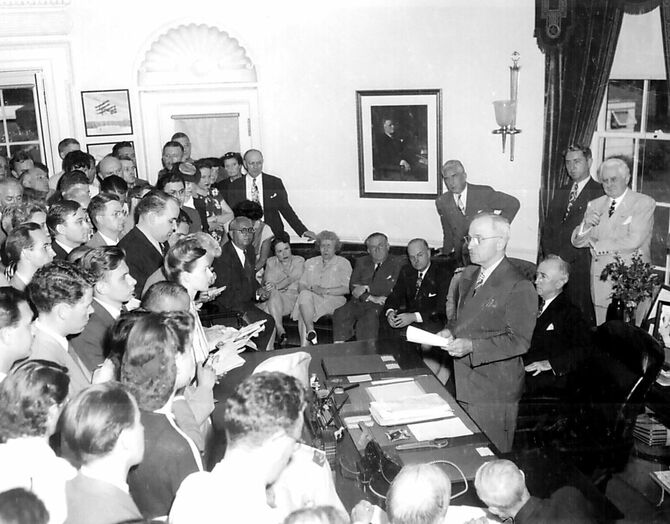 ホワイトハウスにて、日本の降伏を発表するトルーマン大統領。1945年8月14日、ワシントンD.C.