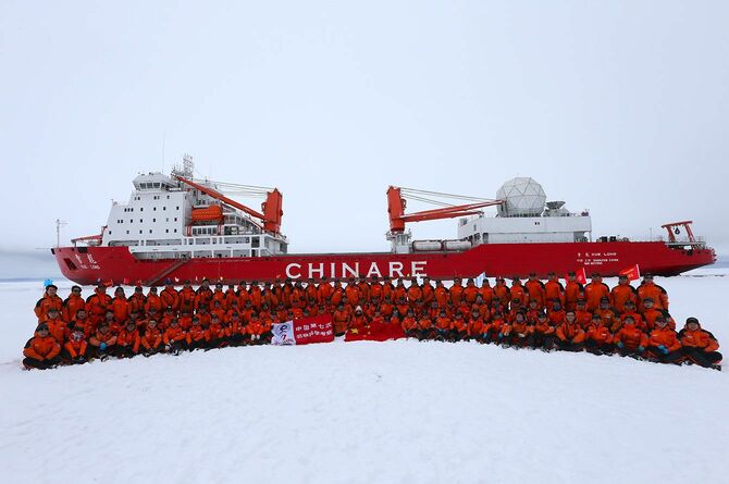 砕氷船「雪竜」をバックに北極海の氷の上で集合写真を撮る、中国の第7次北極科学観測隊のメンバー（2016年8月15日）