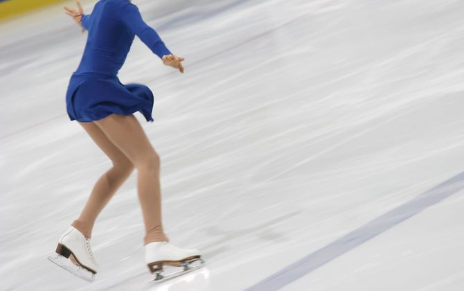 氷上のフィギュアスケーター