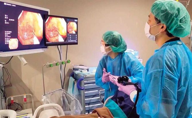 左側のモニターには、従来通り内視鏡カメラが撮影した動画が映る。AIがそれを解析し、病変があれば右のモニター上のその部位に○印をつけて通知音を鳴らす。