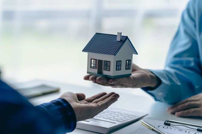 住宅購入契約について話し合う不動産業者と顧客