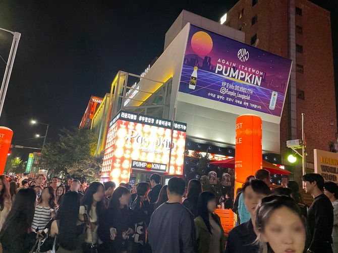 人でごった返す梨泰院。今年10月上旬撮影