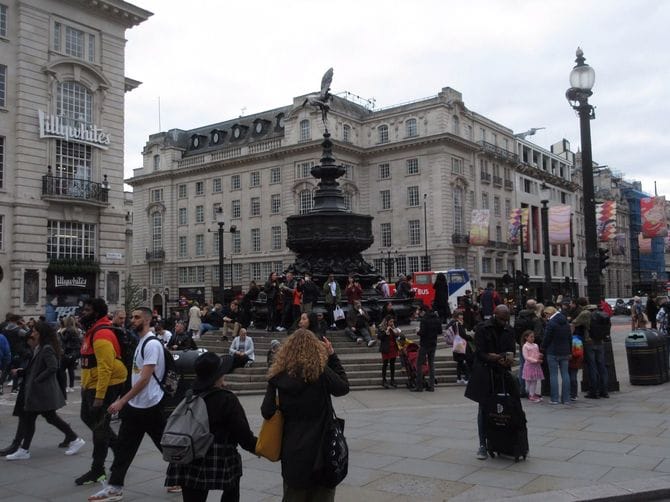 ロンドン中心部・ピカデリーサーカス。マスクをしている人はほとんど見かけない