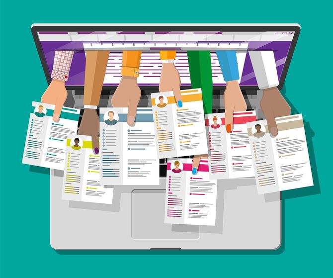 履歴書の書類を持つ手