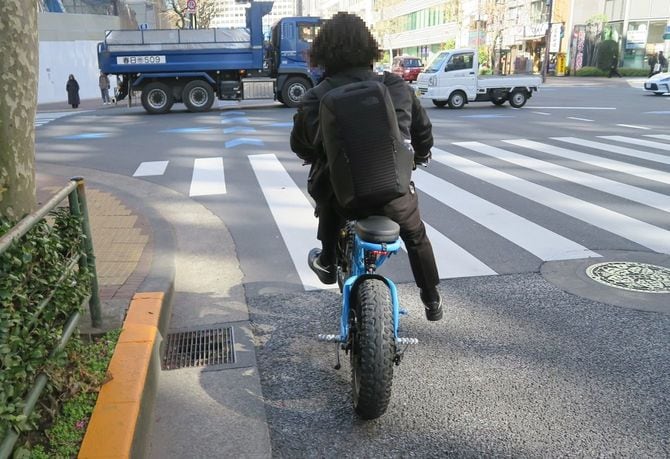 タイヤが太いタイプのフル電動自転車。これもナンバープレートは付いていない