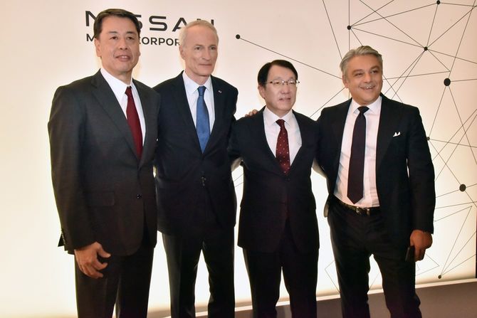 3社連合の提携関係見直しについて共同記者会見した(左から)日産自動車の内田誠社長、仏ルノーのジャンドミニク・スナール会長、三菱自動車の加藤隆雄社長、ルノーのルカ・デメオ最高経営責任者(CEO)=2023年2月6日、イギリス・ロンドン