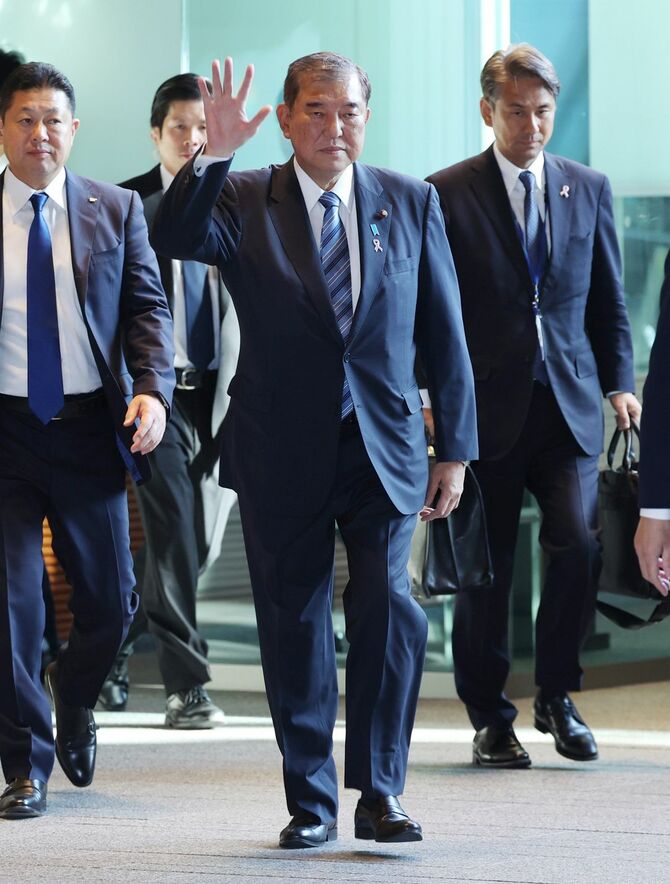 首相官邸に入る石破茂首相（中央）＝2024年11月14日、東京・永田町