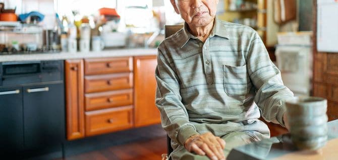 自宅で幸せな先輩男性の肖像