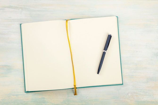 机の上に手帳とペン