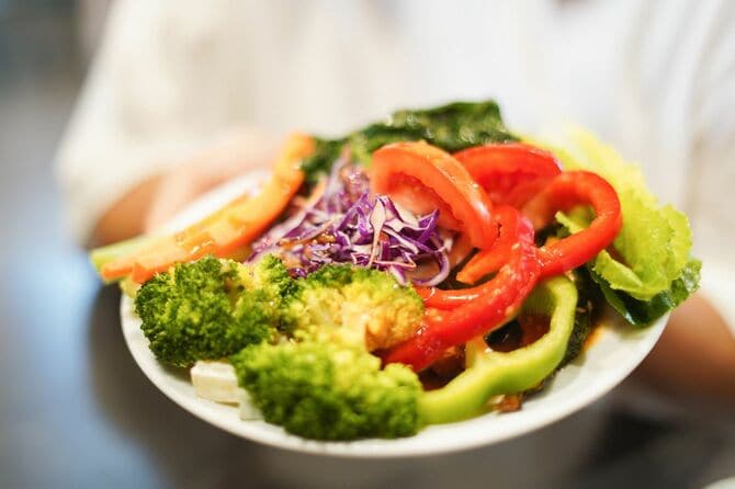 器に盛られた野菜サラダ