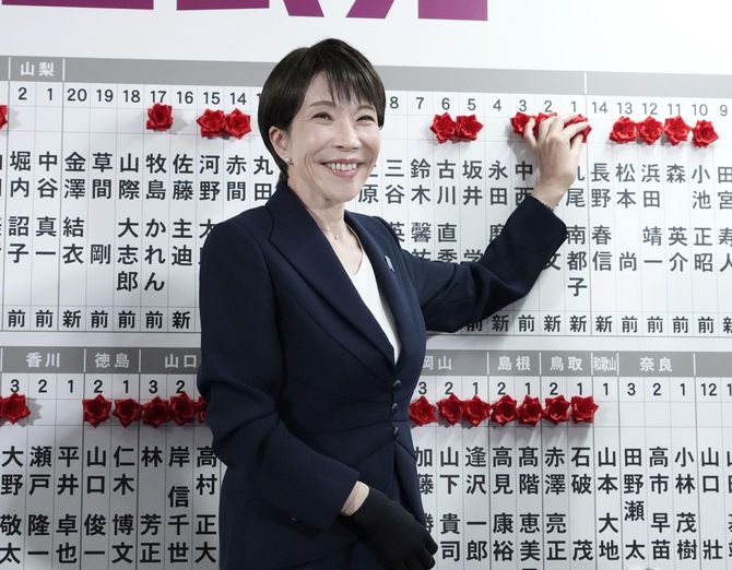当確者の名前にバラを付ける自民党総裁の高市早苗首相=2026年2月8日、東京・永田町の党本部