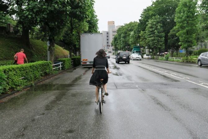 広い車道と狭い歩道。正しい自転車乗りの前途を阻むものも