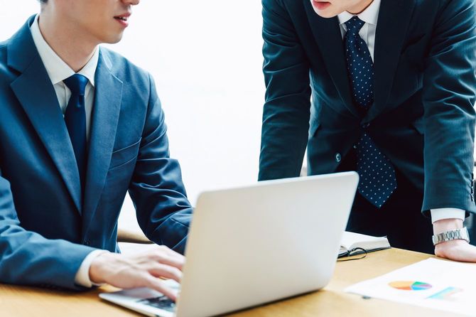 オフィスで話す男性