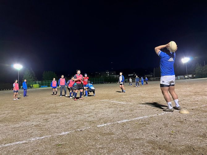 12月に取材すると、新チームが練習していた。女子部員が2人、男子と一緒。タックルにもモールにも交じる。大学の推薦入学が決まった3年生が後輩のために引退後も手伝いに来る