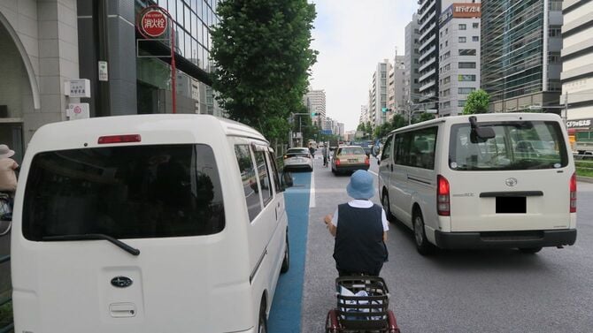 自転車専用レーンに駐車する車たち。そのせいで自転車は車道にはみ出して走行するしかない
