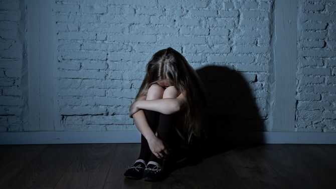 学校でのいじめと嫌がらせに悩む少女