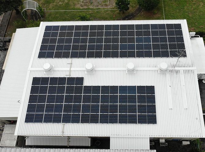 工場の屋根に取り付けられた太陽光発電パネル。