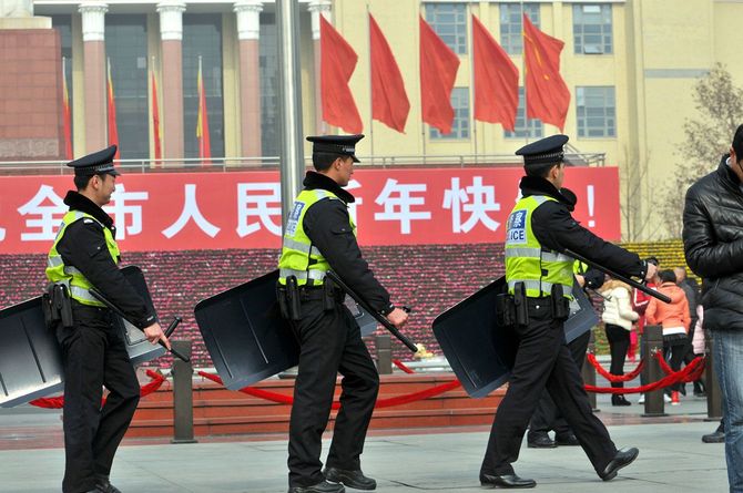 パトロール中の中国の警察官