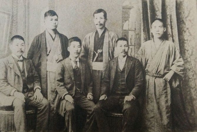 前列左から安部磯雄、幸徳秋水、木下尚江、片山潜