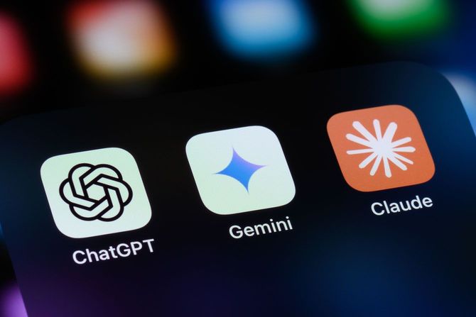 「ChatGPT」「Google Gemini」など、AIアプリのアイコン