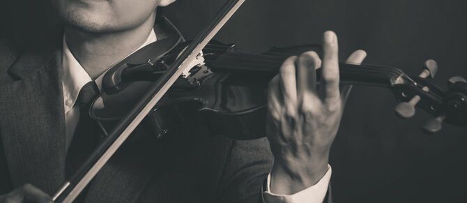 バイオリンを奏でる男性
