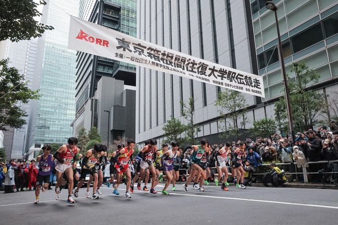 1区でスタートする選手たち＝2026年1月2日、東京・大手町（第102回箱根駅伝）
