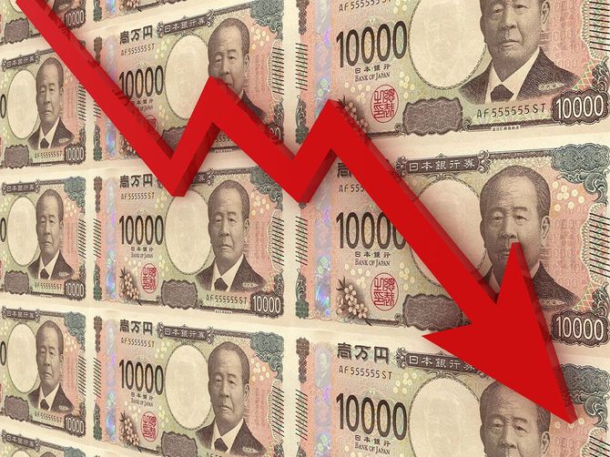 敷き詰められた一万円札と右肩下がりの矢印