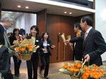 グループ各社の社長が直々に「希望・前進」の花ことばをもつガーベラの花をプレゼントする。