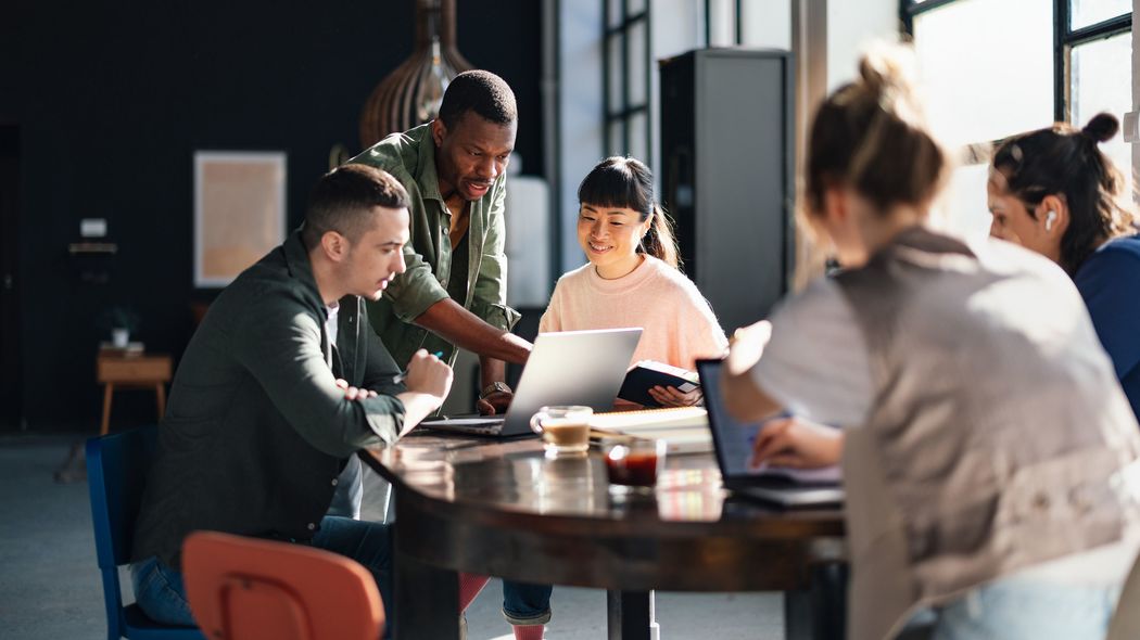 階段で降りる代わりに｢250万円の巨大滑り台｣を設置…営業チームを置かない企業が巨額リターンを生んだワケ ｢役に立たないばかげたもの｣がストーリーをつくる