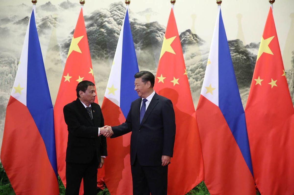 中国の習近平国家主席とフィリピンのロドリゴ・ドゥテルテ大統領（当時）
