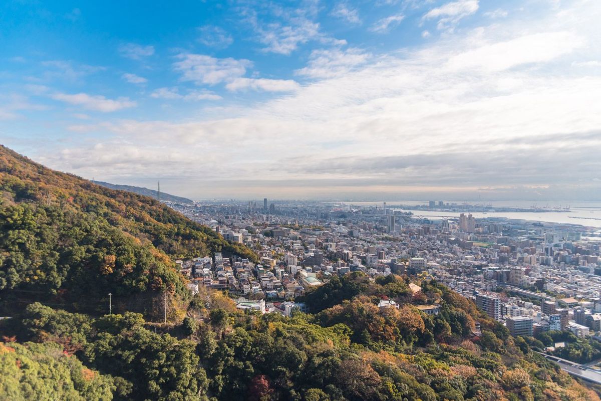 秋の神戸市の空中写真