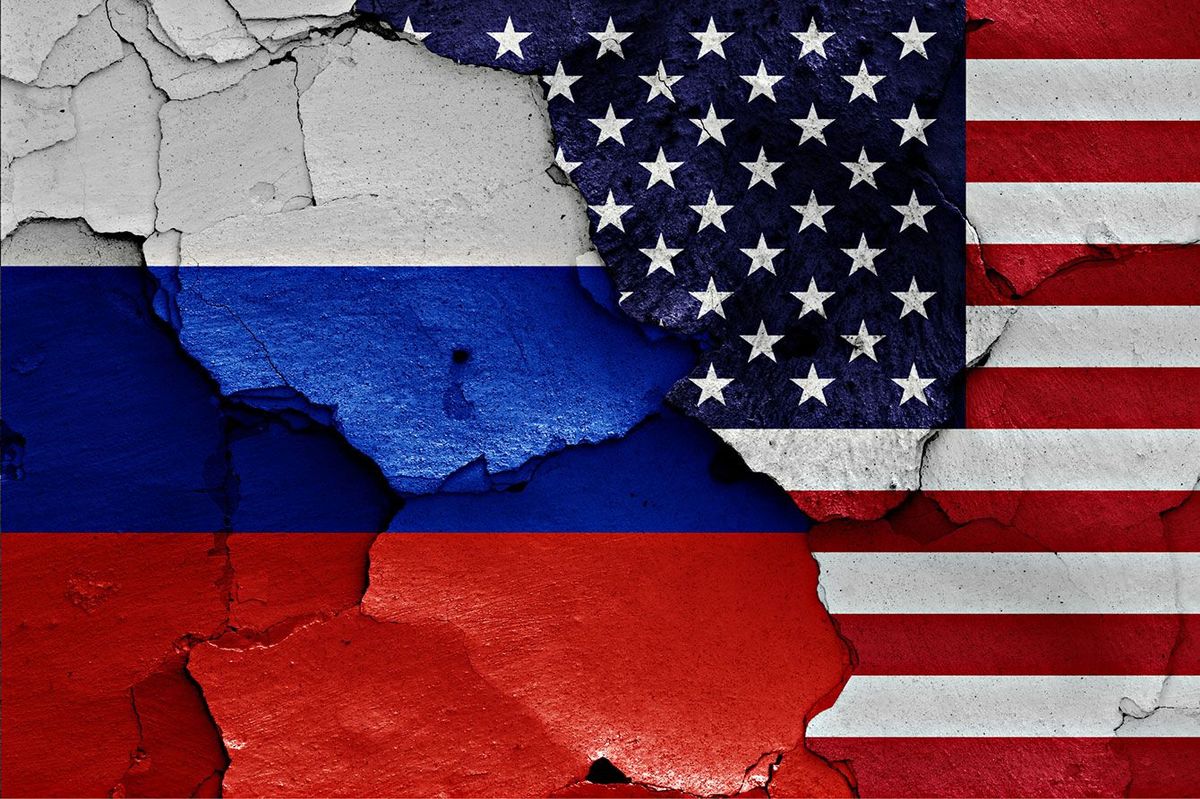 割れた壁に描かれたロシアとアメリカの旗