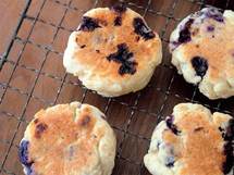 フライパンで簡単！ 果実たっぷり「ブルーベリースコーン」のレシピ