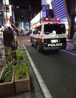 のんびり走るパトカー、談笑も