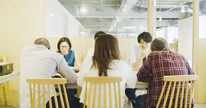 就職先で、同僚とランチを取る難民申請者。2019年撮影　WELgee提供