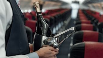 ｢ポン!｣得意満面で開けたシャンパンが乗客に降り注ぎ…ANAのレジェンドCAを襲った"まさかのミス"