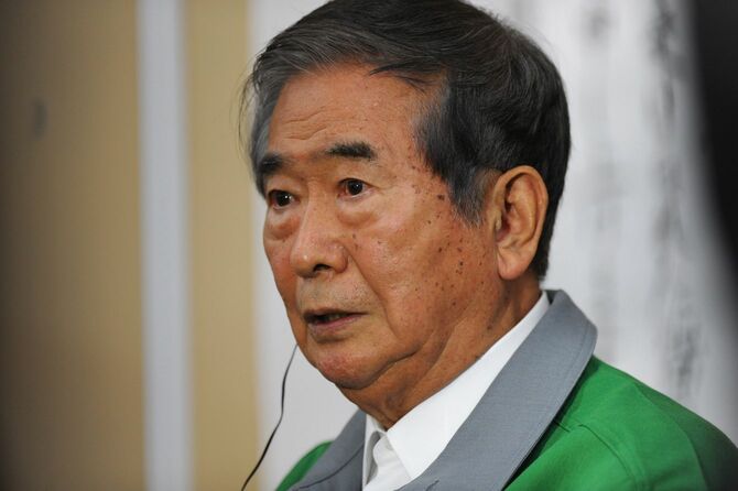 2011年4月10日、東京の選挙事務所で報道陣の取材に応じる石原慎太郎東京都知事（当時）