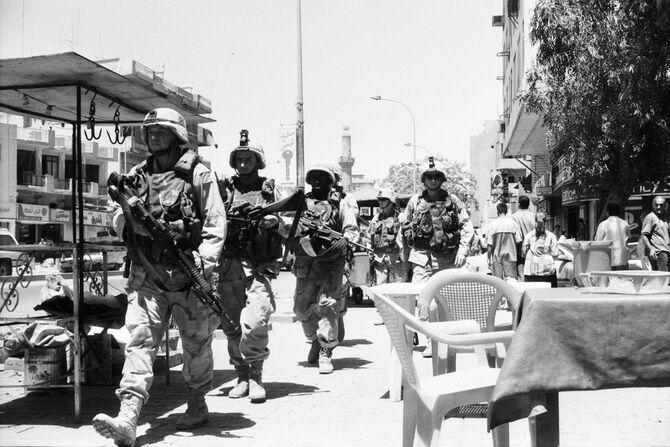 米兵の部隊がバグダッドの街を監視している。マイケル・マルソフ撮影。2003年5月12日