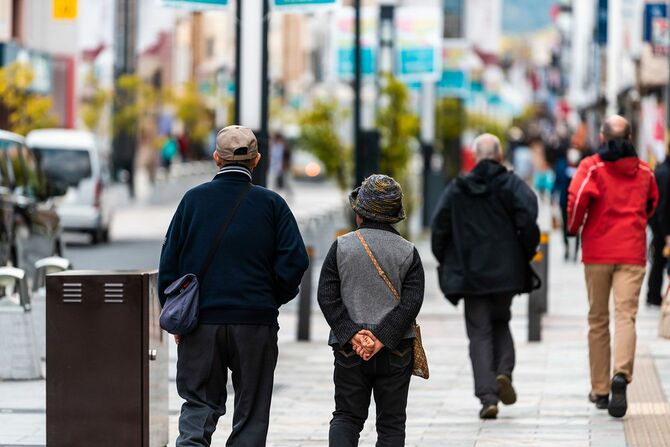 街を歩く高齢のカップル