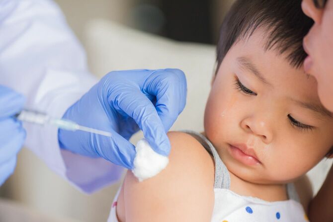 ワクチンを接種されて、泣いている小さな女の子