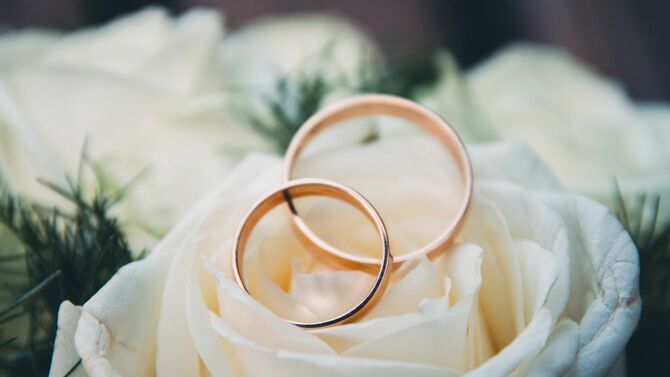 バラの上に置かれた結婚指輪