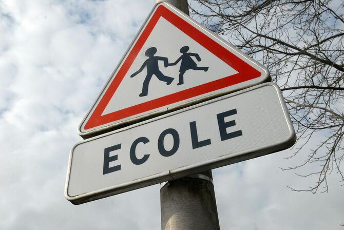近くに学校があることを示すフランスの道路標識