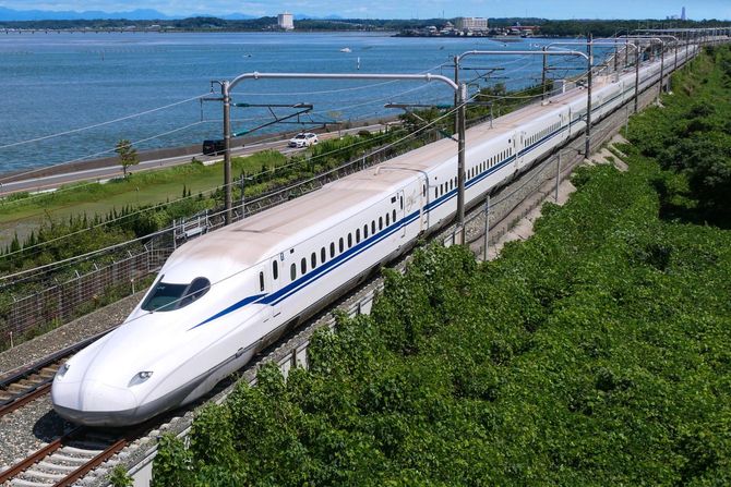 東海道新幹線の浜松―豊橋間を走行する、JR東海所属のN700S系J2編成
