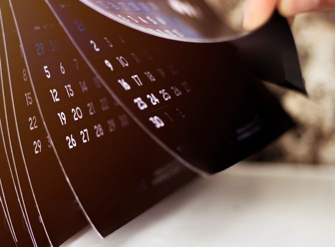 カレンダーをめくる手元